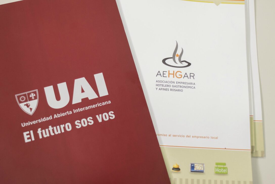 Imagen de AEHGAR y UAI celebraron su primer Convenio Acad&eacute;mico