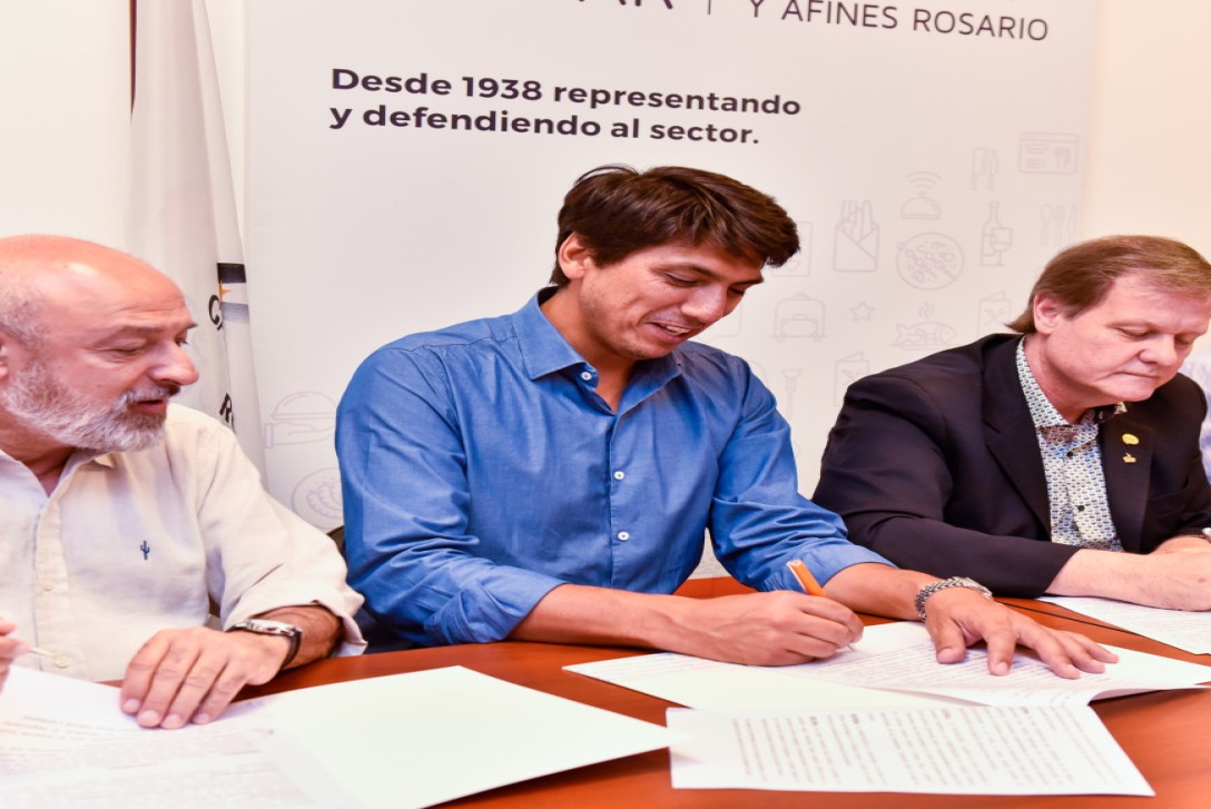 Imagen de AEHGAR firm&oacute; convenio con la Secretar&iacute;a de Econom&iacute;a Social y la Secretar&iacute;a de Turismo de Rosario.