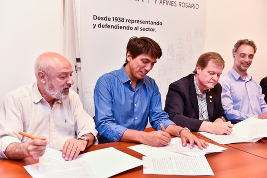 Imagen de AEHGAR firmó convenio con la Secretaría de Economía Social y la Secretaría de Turismo de Rosario.
