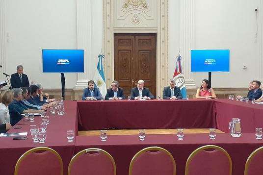 Imagen de Se celebró un acuerdo entre la Secretaría de Turismo de la Provincia de Santa Fe y Aerolíneas Argentinas para el beneficio del turismo en Rosario.