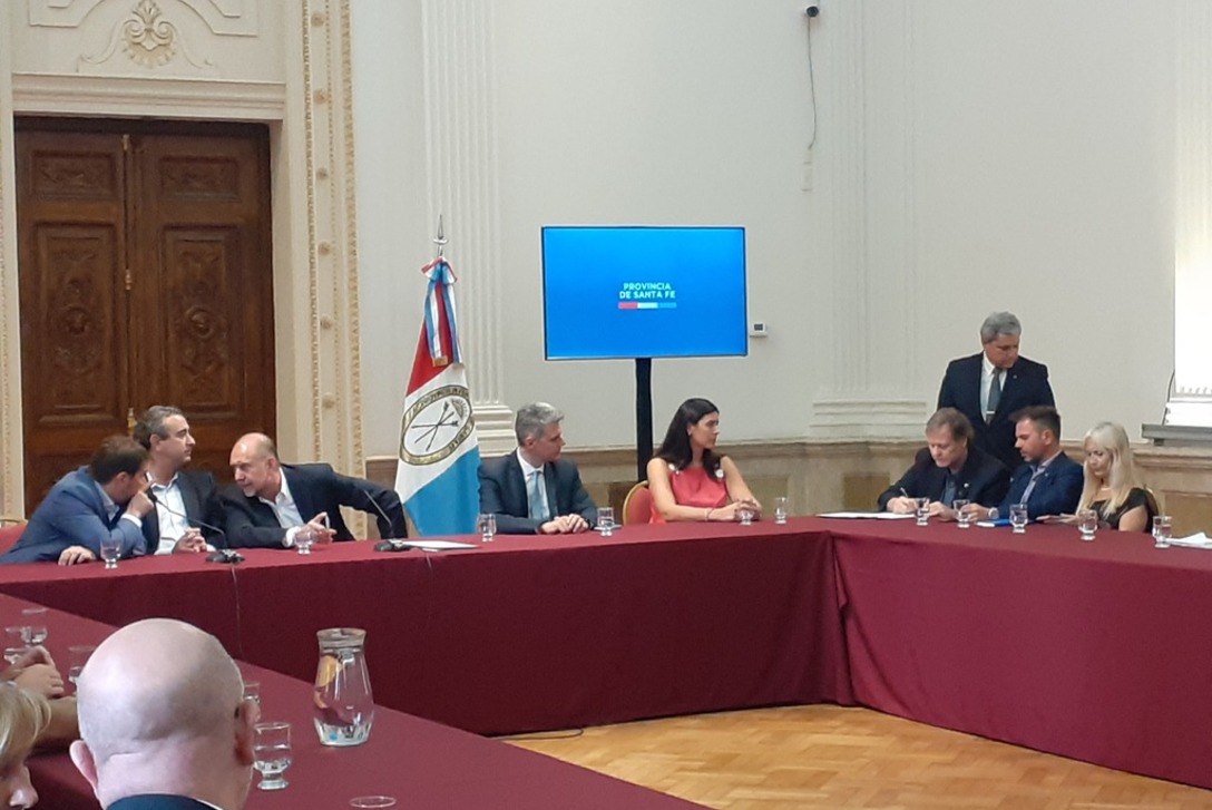 Imagen de Se celebró un acuerdo entre la Secretaría de Turismo de la Provincia de Santa Fe y Aerolíneas Argentinas para el beneficio del turismo en Rosario.