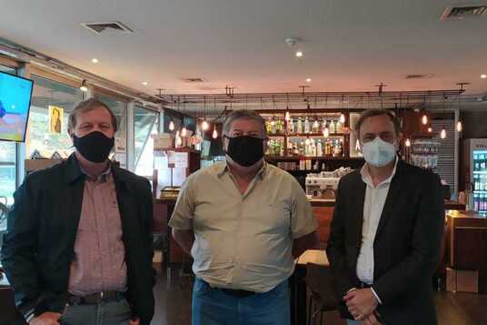 De izquierda a derecha: Carlos Mellano (AEHGAR), Oscar V&aacute;zquez (ARAV) y Sergio Gim&eacute;nez (BUREAU)