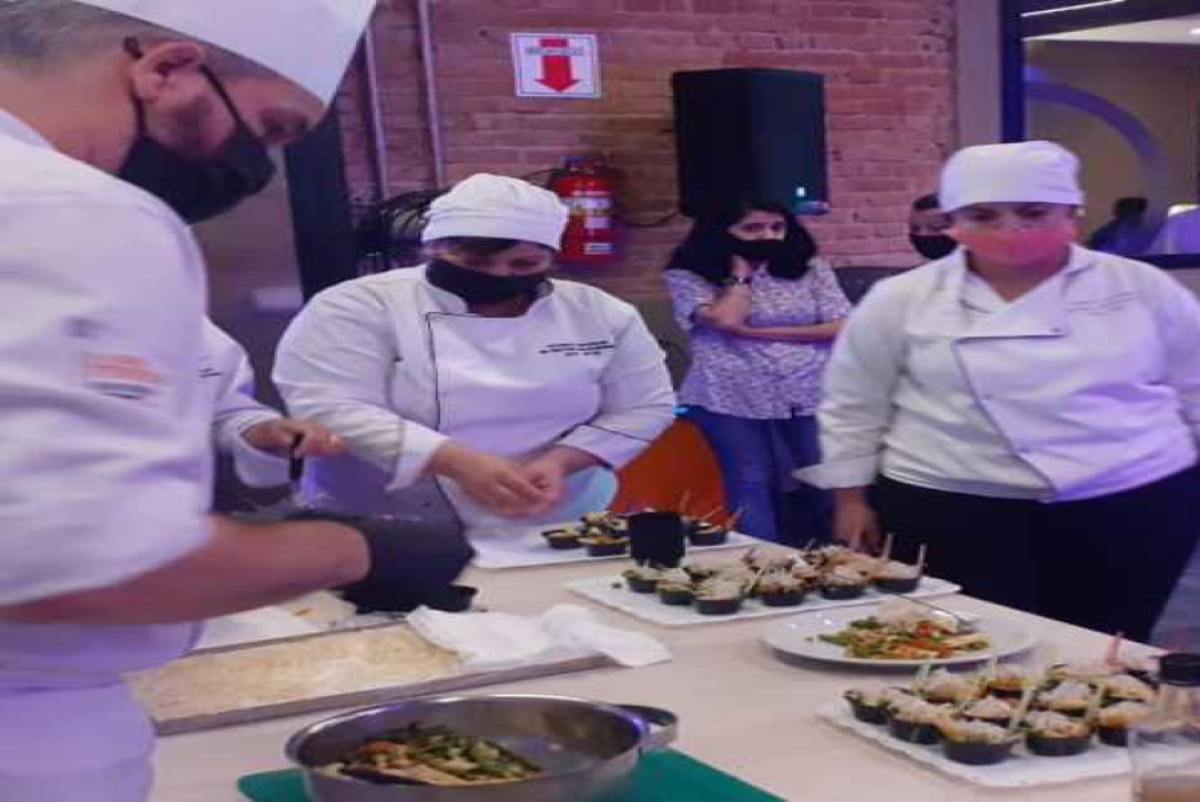 Imagen de AEHGAR E INTA LLEVARON A CABO UN CONVERSATORIO ENTRE PRODUCTORES REGIONALES, GASTRON&Oacute;MICOS y ESPECIALISTAS EN ALIMENTACI&Oacute;N