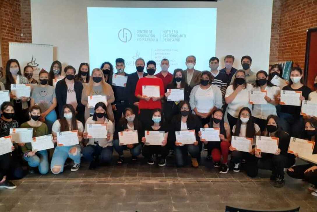 Imagen de ANTE LA DEMANDA LABORAL AEHGAR CAPACIT&Oacute; A J&Oacute;VENES