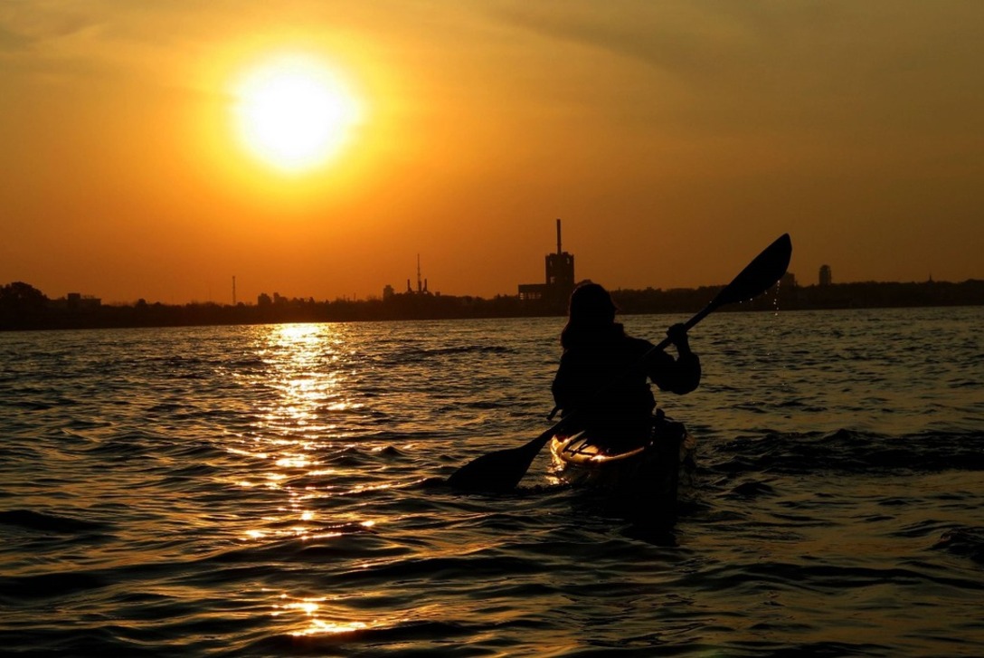 Practic&aacute; deportes n&aacute;uticos, con un paisaje incre&iacute;ble