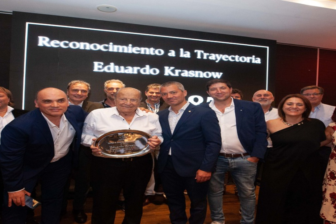 La comisi&oacute;n directiva hizo entrega de un reconocimiento a la trayectoria de Eduardo Krasnow